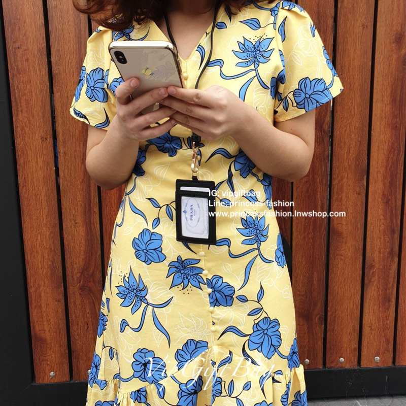 ที่ห้อยบัตรสุดหรู จากแบรนด์ PRADA ช่องใส่บัตรด้านหน้าและด้านหลัง ใส่บัตร ประชาชน บัตร ATM ได้ อะไหล่ปั้มแบรนด์สีทอง