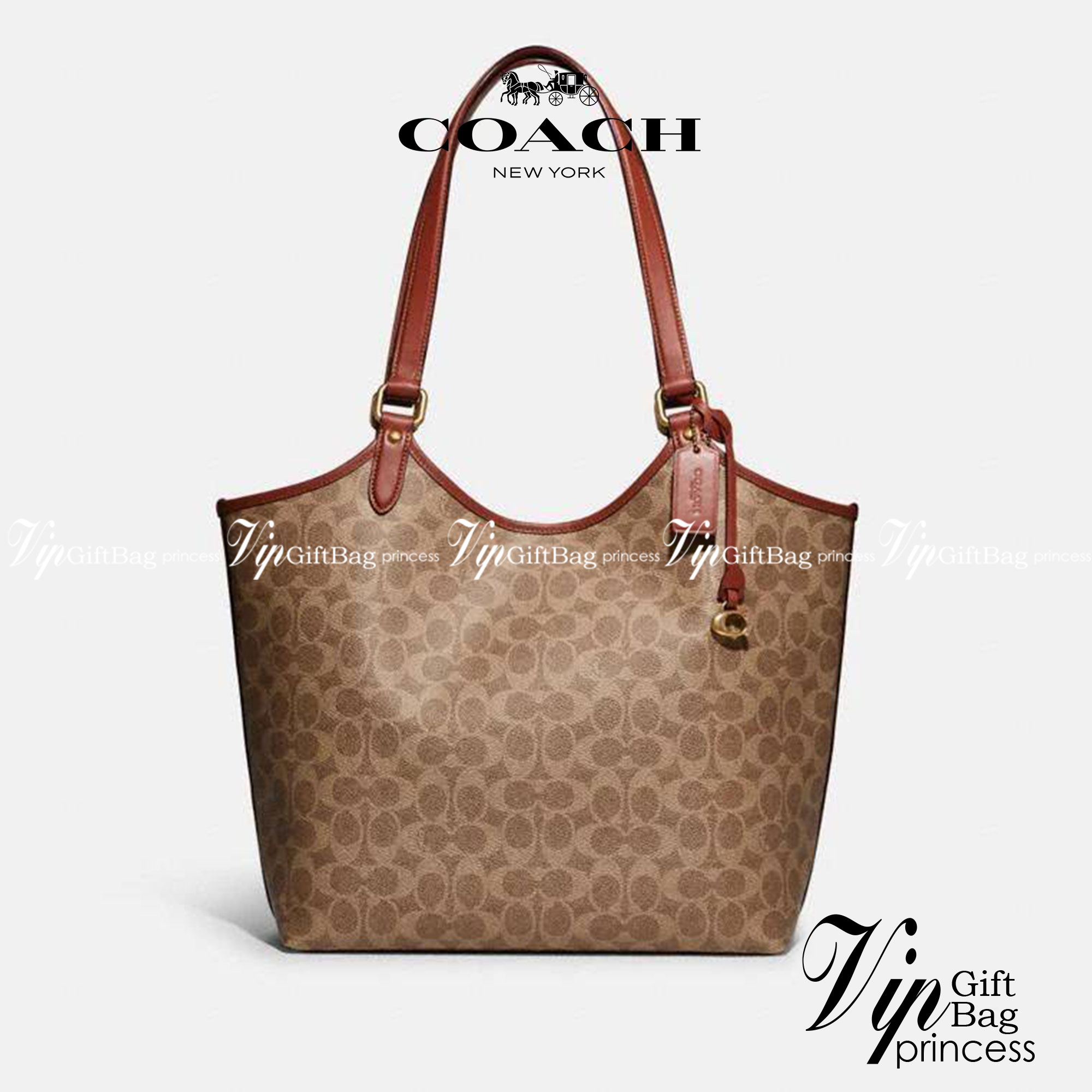 COACH C6336 DAY TOTE IN SIGNATURE CANVAS ใหม่ล่าสุด กับกระเป๋าทรงโท้ทใบใหญ่ สวยสะกดสายตา ด้วยดีไซน์ที่ดูเรียบง่าย แต่แฝงไปด้วยดีเทลเล็กๆ ที่เสริมให้ไอเท็มนี้ดูแพง พิเศษ กระเป๋าลูกใบเล็กอีกหนึ่งใบ พกติดกับกระเป๋า หรือจะเอาไปแยกใช้ก็ได้ วัสดุหนังแคนวาส สลับ