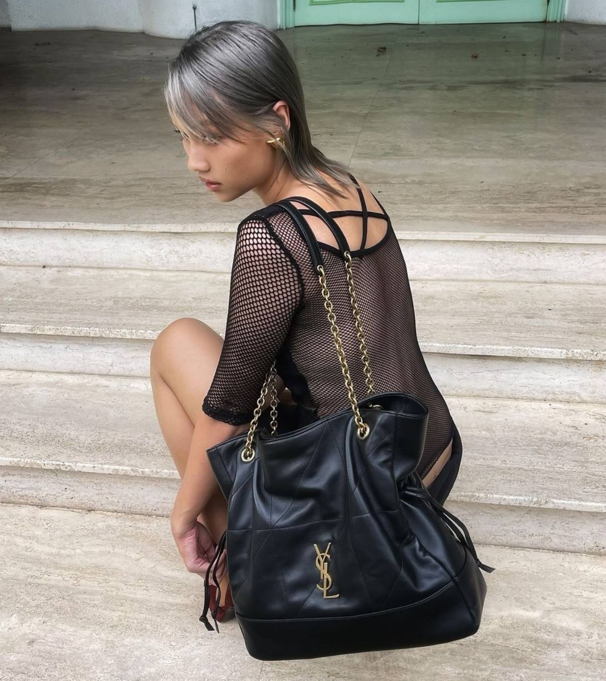 YSL jamie shopping bag ครบเครื่องตัวมัมเค้าใช้กัน ดีไซน์ใหม่! กับกระเป๋าสะพายใบใหญ่ เรียบหรู ดูปัง ดูแพง สีดำคลาสสิคตัดกับอะไหล่สีทองได้อย่างลงตัว