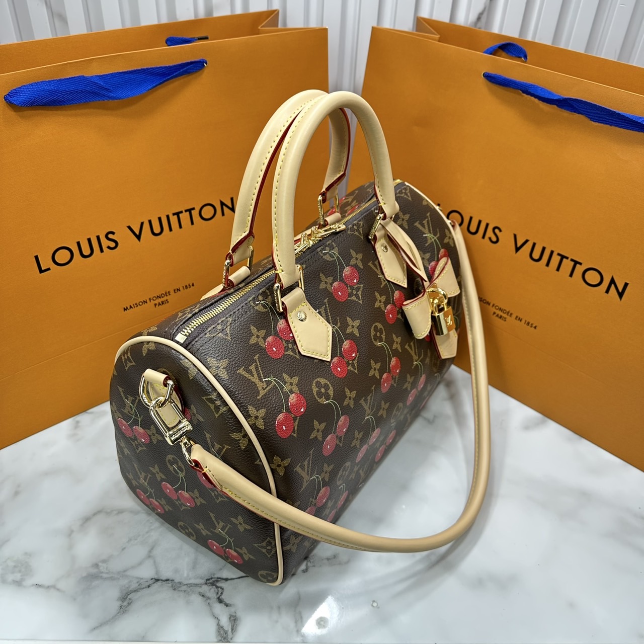 ORI หนังแท้ | LV x TM Bolsa Speedy Soft 30 Monogram cherry ช่วงนี้หน้าเชอรรี่ 🍒 กำลังออก 3 สีสุดฮอตเลือกช็อปได้เลยค่า กระเป๋าสะพายทรงหมอนใบใหญ่ ดีไซน์ใหม่มีชีวิตชีวา แสนสดใสด้วยโมโนแกรมแต่งดีเทลลายเชอร์รี่โดดเด่นสะท้อนความงามเปี่ยมสีสันอันเป็นเอกล
