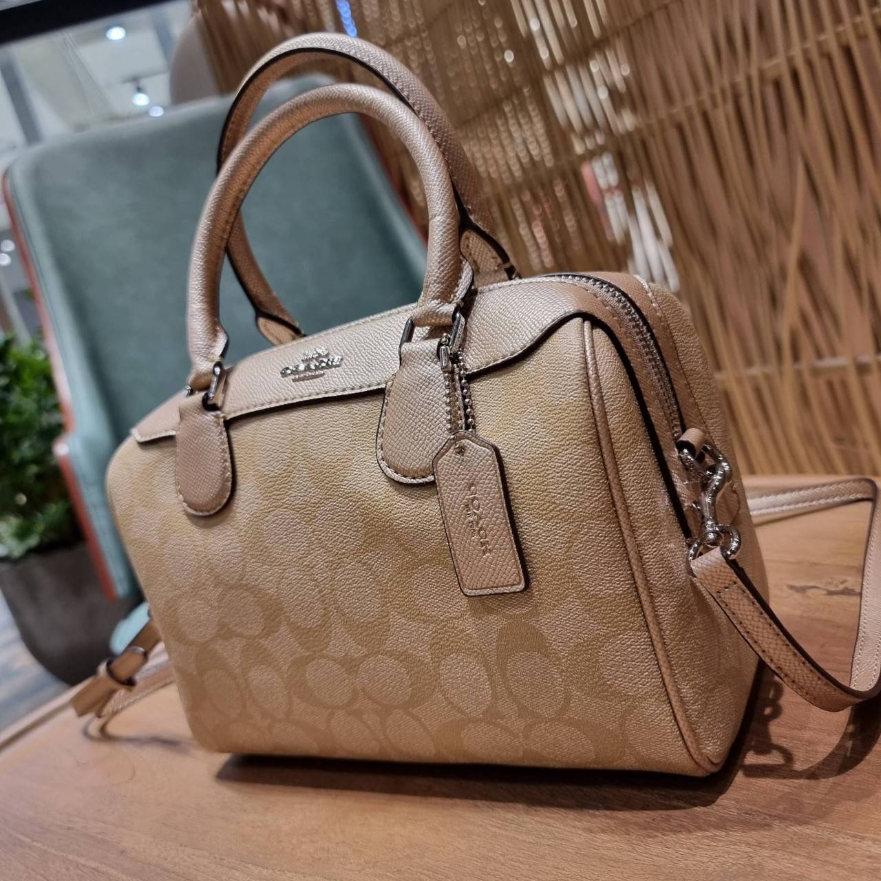 COACH F32203 MINI BENNETT SATCHEL IN SIGNATURE CANVAS กลับมาอีกครั้ง!! กับกระเป๋าทรงหมอนยอดฮิต 🥳 มีกี่สีก็ขายหมด วัสดุหนังแคนวาสเคลือบลาย ทรงสวยใช้งานได้ทุกโอกาส ภายในโล่งกว้างใส่ของได้เยอะ มีหูจับในตัว และสายสะพาย crossbody ปรับได้ตามตัว ใบนี้ไม่