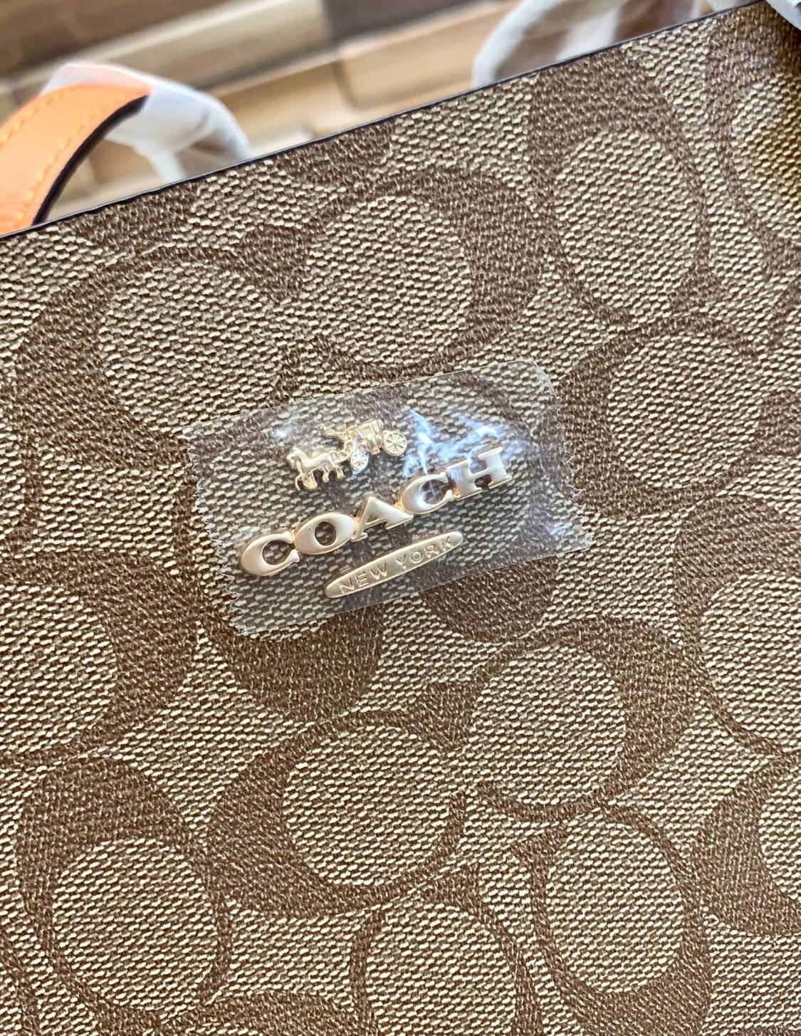 COACH MOLLIE TOTE IN SIGNATURE CANVAS ((1665)) พร้อมส่งอีกครั้ง ห้ามพลาดค่า! กระเป๋าหิ้ว//คล้องไหล่ ใบใหญ่ ทรงTote หนังแท้นิ่มอย่างดีค่ะ ภายในแบ่ง2ช่องใหญ่ สามารถใส่ A4ได้เลย ช่องกว้างมากๆ มีช่องกระเป๋าซิปกลางให้ใส่ของอีกช่องนะคะ