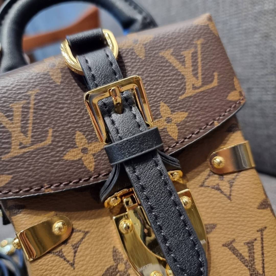 LV CROSSBODY BOX BAG / LV Reverse Monogram Camera Box Bag กระเป๋าถือ/สะพายวีไอพีพรีเมี่ยม สวยหรูทุกมุม ตกแต่งเพิ่มดีเทลด้วยหมุด วัสดุหนังแคนวาสคุณภาพ เปิดปิดด้วยตัวบีบล็อค แน่นหนา มีหูจับในตัว และสายสะพายข้างมาให้ ภายในเป็นช่องโล่ง ใส่มือถือได้ทุกรุ่น มาพ
