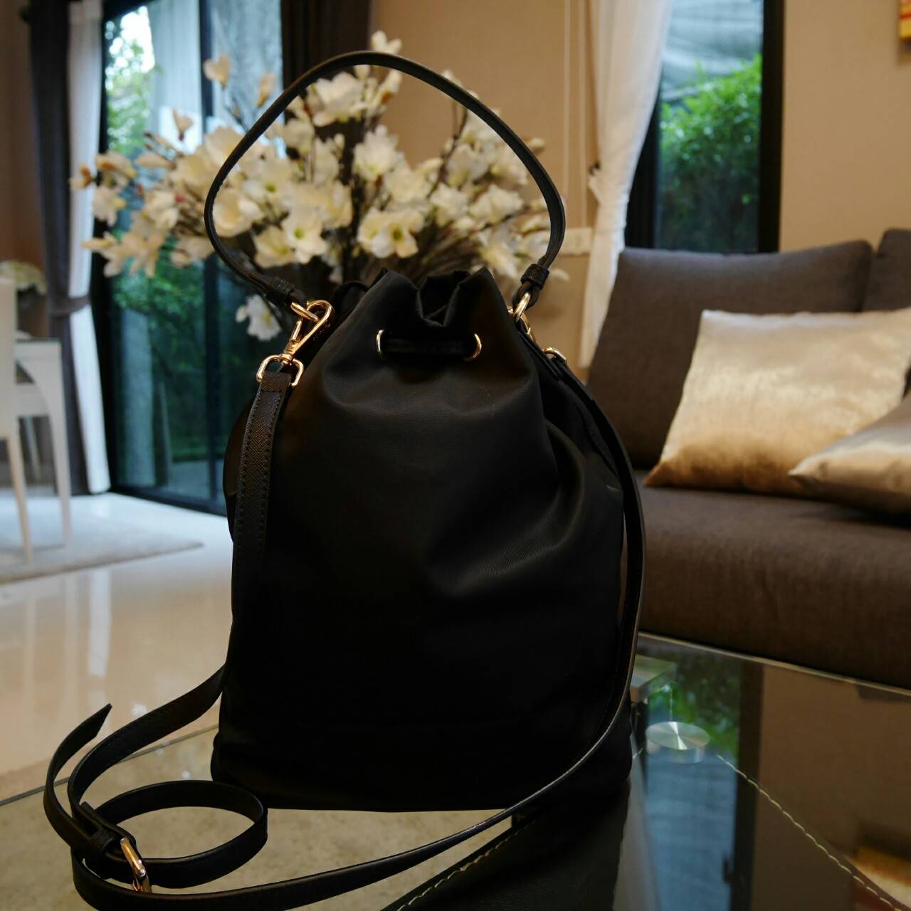 ใครๆก็หลงรัก **ทรงขนมจีบ 🐰 งานพรีเมี่ยมกิ้ฟ จากเคาเตอร์ต่างประเทศ จากแบรนด์ PRADA ค่า เป็นกระเป๋าผ้า nylon silk เนื้อหนาซับในอย่างดี จุดเด่นคือ กระเป๋าสามารถ จุของได้เยอะมาก ด้านในมีช่องซิปพร้อมช่องใส่ของอีกหนึ่งช่อง น้ำหนักเบา ถือแล้วสวยมากๆ จุขอ