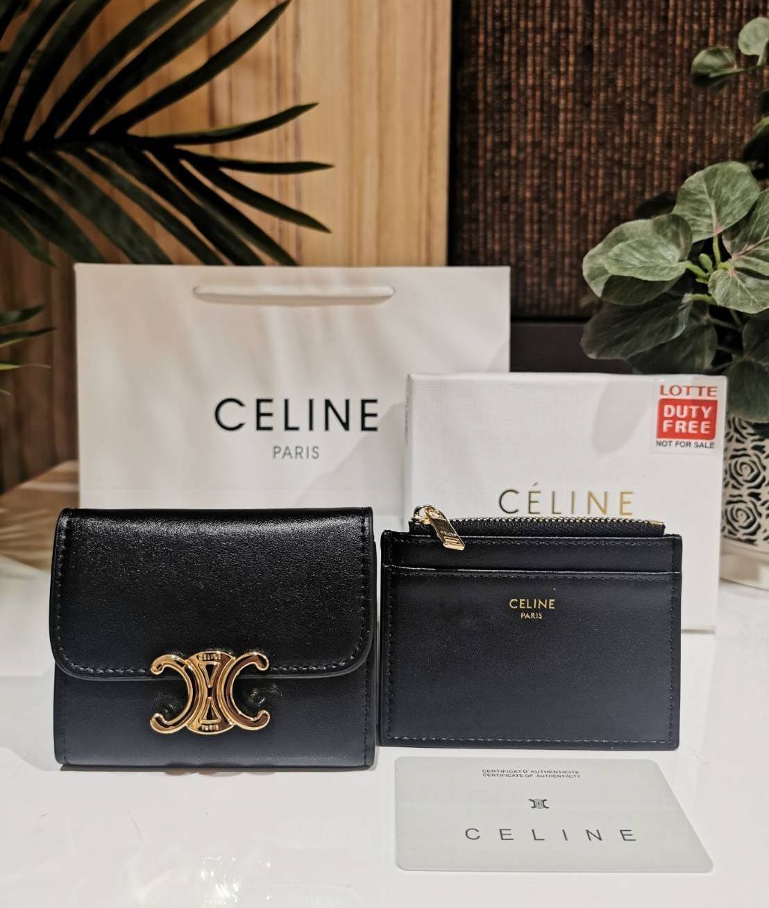VIP 】CELINE SHORT WALLET VIP GIFT WITH PURCHASE GWP พรีเมี่ยมกิ๊ฟ Limited จาก CELINE HAUTE PARFUME DUTYFREE COUNTER วัสดุ Triomphe Canvas รุ่นใหม่เปิดปิดฝาพับกระดุม ภายในมีช่องแบ่งหลายช่อง ช่องใส่บัตรหลายช่อง ช่องใส่ธนบัตรใส่แบงก์พันได้เหมือนกระเป๋าสตางค์