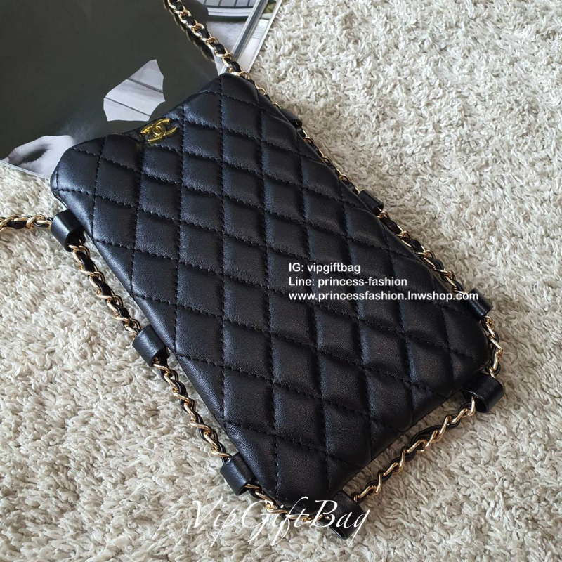 CHANEL VIP GIFT WOC BAG กระเป๋าสตางค์คล้องคอ/ Crossbody ที่กำลังมาแรงมาในตอนนี้ ตัวกระเป๋าเป็นกระเป๋าสตางค์หนังพียูพรีเมี่ยม **อะไหล่ทองทั้งใบ ด้านหน้าประดับโลโก้ CC สุดหรู เปิดปิดด้วยกระดุมแม่เหล็ก ใส่มือถืได้ทุกรุ่น ธนบัตรแบบพับ ปละเหรียญได้ ขนาดกำลังน่