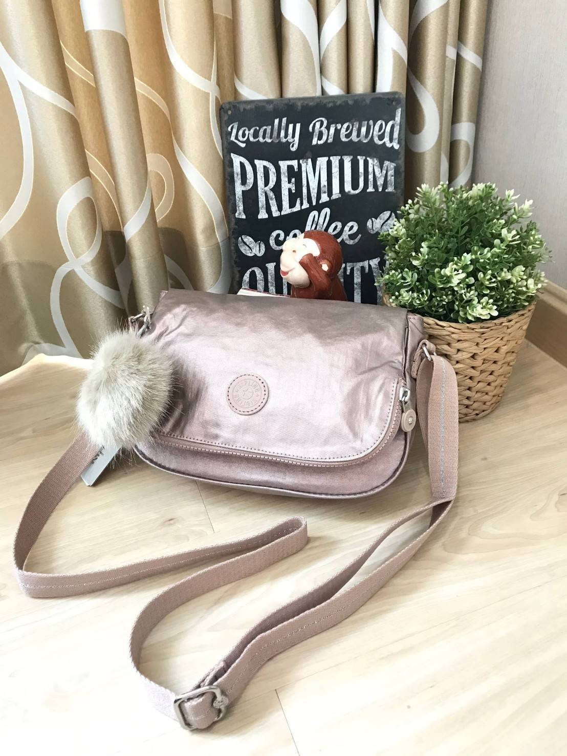 Kipling Basic Plus Earthbeat S Crossbody bag กระเป๋าสะพายทรงครอสบอดี้ สามารถสะพายได้ทั้งสายคู่และสายเดี่ยว มีดีเทลที่ฝาหน้ามีช่องซิปซ่อนทรงลึกและด้านหลังมีอีก1ช่อง ช่องหลักเปิดปิด2ชั้นด้วยกระดุมแม่เหล็กและซิปเดียวใช้งานง่าย ภายในใส่ได้ทั้งมินิไอแพค กระเป๋