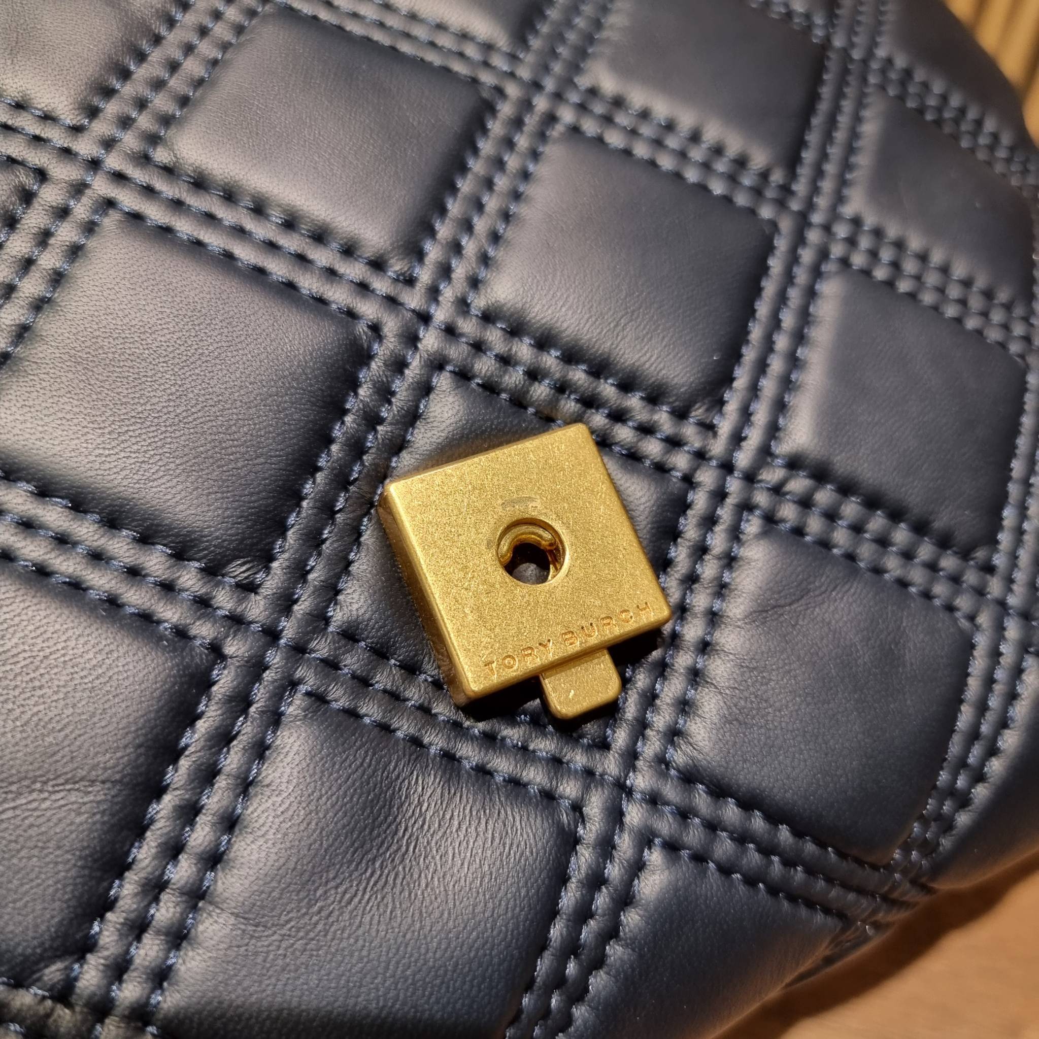 TORY BURCH FLEMING SOFT CONVERTIBLE SHOULDER BAG รุ่นหายากที่สาวๆตามหา มาพร้อมเสิร์ฟความสวยถึงบ้านไปเลยจ้า รอบนี้คัดสีสวยๆมาให้ได้ช้อปกันอย่างจุใจไปเลย กระเป๋าสะพายไหล่ หนังแท้นิ่มเต็มใบ สวยหรูดูแพง เปิด-ปิดด้วยตัวกดล็อคแน่นหนา สายสะพายในตัวปรับใช้ได้ 2 แ