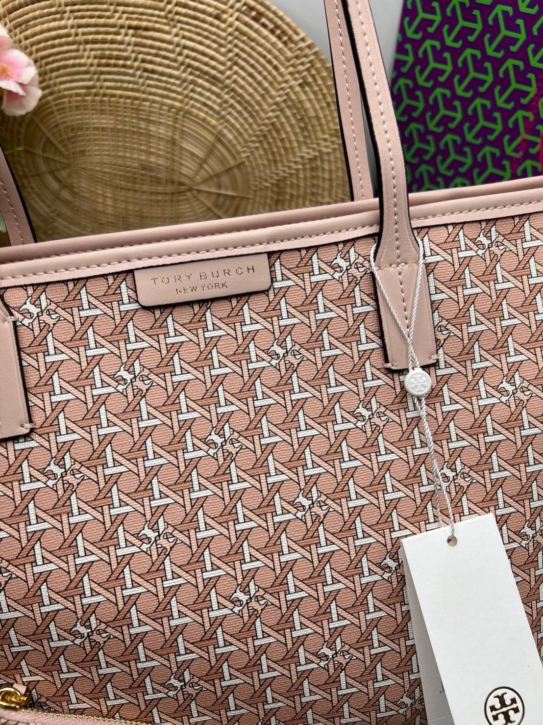 Tory Burch Ever Ready Zip Tote Small Coated Canvas / Tory Burch Geo Logo Tote กระเป๋าโท้ท พิมพ์ลายด้วยลวดลายสานตะกร้าอันเป็นเอกลักษณ์ของแบรนด์ ซึ่งได้แรงบันดาลใจจากความหลงใหลในงานจักสานของผู้ก่อตั้ง