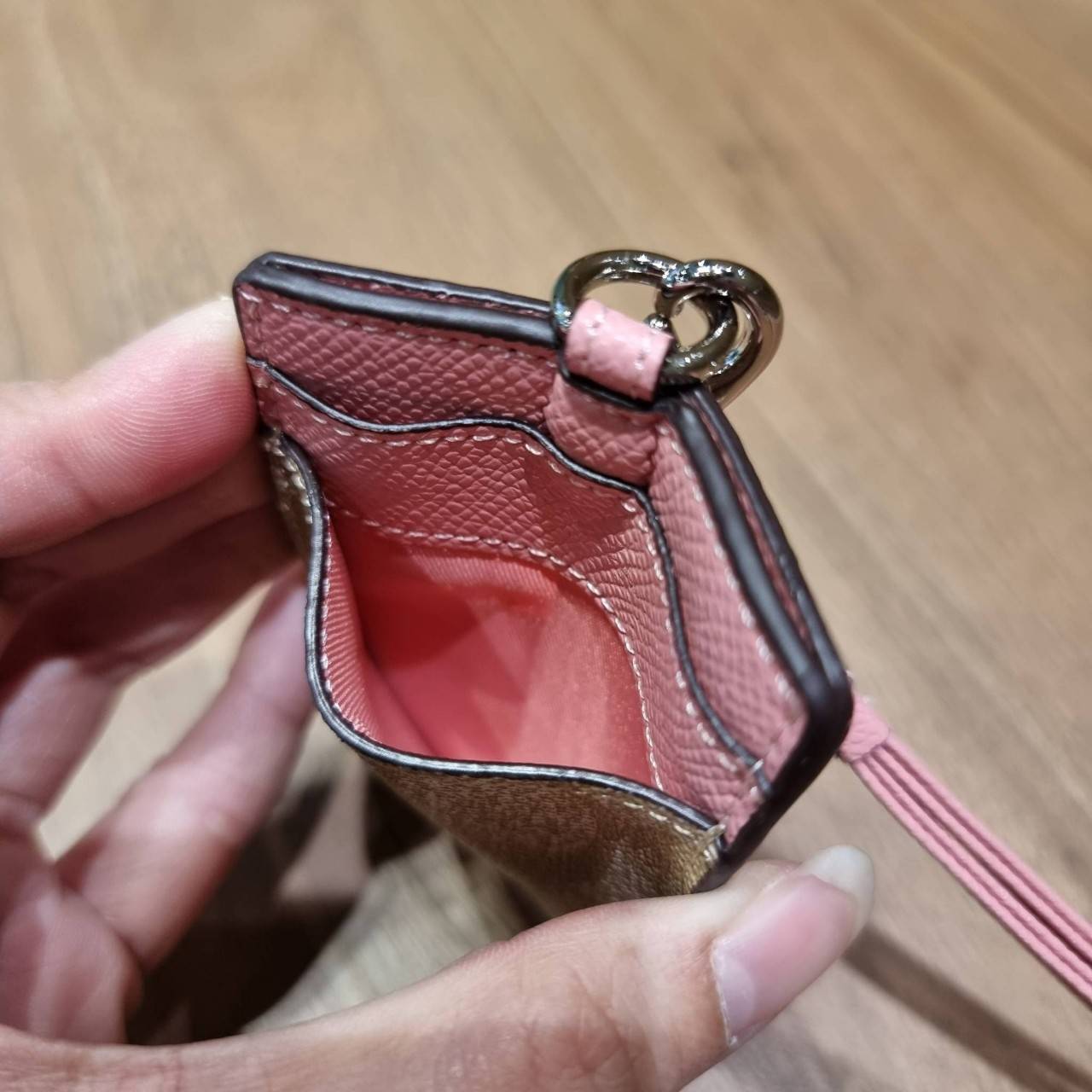 COACH ID LANYARD IN COLORBLOCK SIGNATURE CANVAS ง่ายๆแบบไม่ธรรมดา!! คลาสสิคแต่มีดีเทลโดดเด่น!! กระเป๋าถนอมบัตร พร้อมสายคล้องคอ ดีไซน์ลวดลายสวย ดูดีทุกแบบ ใช้งานง่าย พกพาสะดวก จะใส่บัตรพนักงาน บัตรเครดิต บัตรปชช. ใบขับขี่ และบัตรอื่นๆที่อยากจะใส่!! ตามใจไป