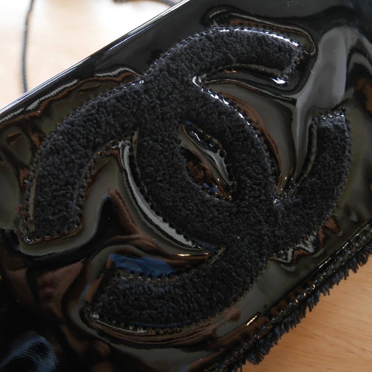 Chanel shoulder & cloth bag กระเป๋าสะพายทรง cluth ขนาดกำลังน่ารัก วัสดุหนังแก้ว เปิดปิดด้วยกระดุมแม่เหล็ก ภายในโล่งบุเฟอขนนุ่ม ใส่กระเป๋าสตางค์ยาวได้ มาพร้อมสายสะพายโซ่ หรือจะเก็บสายถือเป็น cluth ออกงานก็ดูดี มากับราคาสุดคุ้มค่ะ