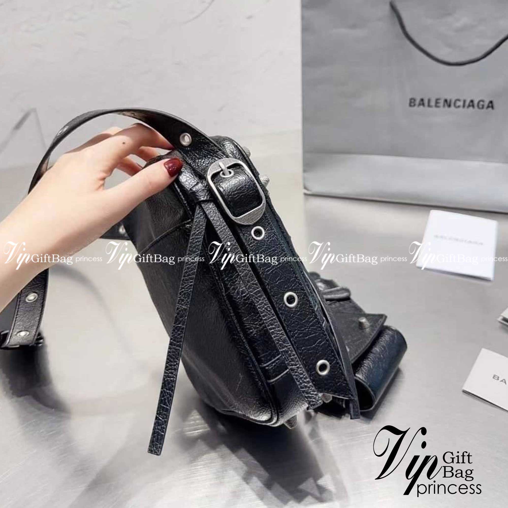 BALENCIAGA Le Cagole Men Crossbody Bag in Black / BALENCIAGA Messenger Bag กระเป๋าสะพายเท่ๆ คลาสสิกแบล็ค หนุ่มๆ หรือสาวเท่ ห้ามพลาดเชียวค่ะ ภาพถ่ายจากงานขายจริง ใช้งานต่างประเทศได้