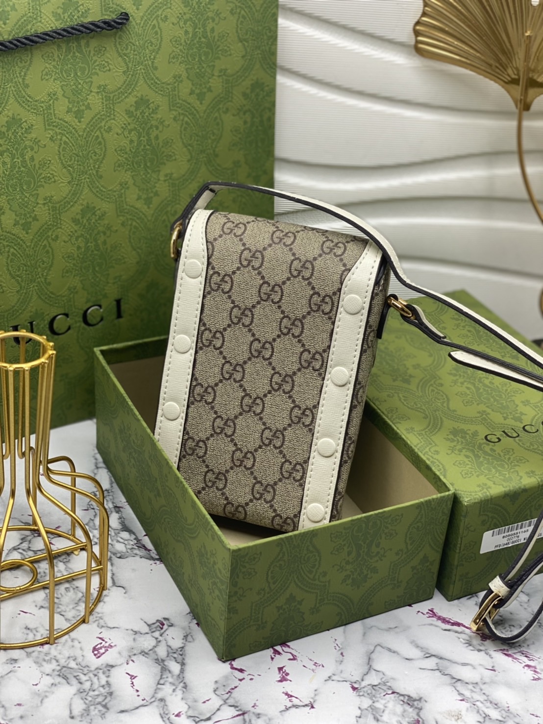 หนังแท้ GUCCI Horsebit phone bag กระเป๋าสะพาย กระเป๋าใส่โทรศัพท์สุดคลาสสิก หนังวัวแท้สีน้ำตาล/สีขาว อะไหล่ทองสวย ดีไซต์สัญลักษณ์วงแหวนตามแบบฉบับแบรนด์ สายสะพายยาวที่สามารถปรับระดับได้ ภาพสินค้าถ่ายจากงานขายจริง ใช้งานต่างประเทศได้ค่ะ