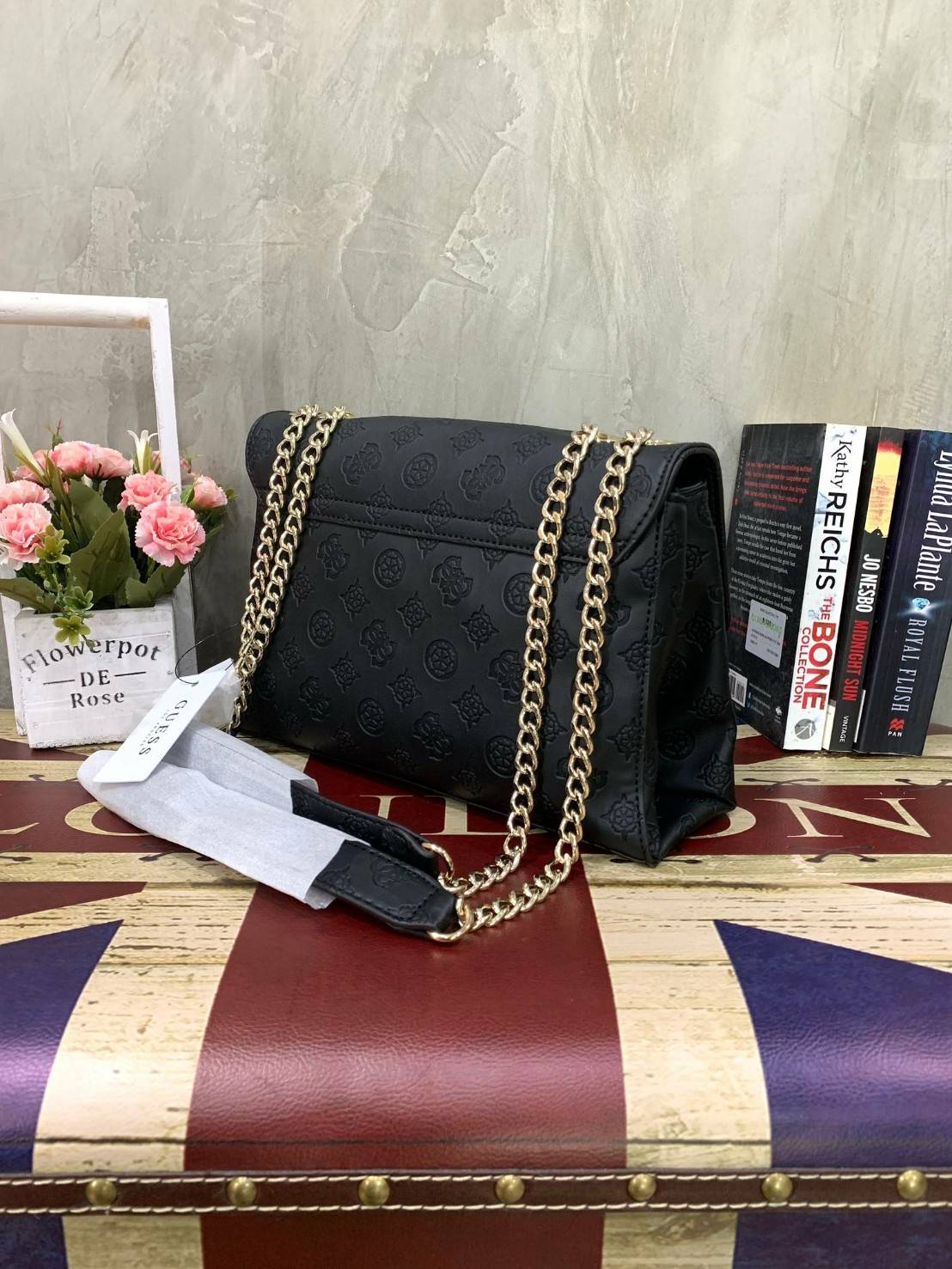 💕GUESS JANELLE CONVERTIBLE CROSSBODY BAG กระเป๋าสะพายข้างรุ่นใหม่ชนช้อปจากGuess สะพายได้ทั้งสายคู่และสายเดี่ยว สายสะพายโซ่ต่อหนังไม่เจ็บบ่า โลโก้ด้านหน้าตัวนูนเด่นชัด วัสดุหนังpu ลาย signature รอบใบ เปิดปิดด้วยกระดุมแม่เหล็กและซิป ภายในมีช่องซิปให