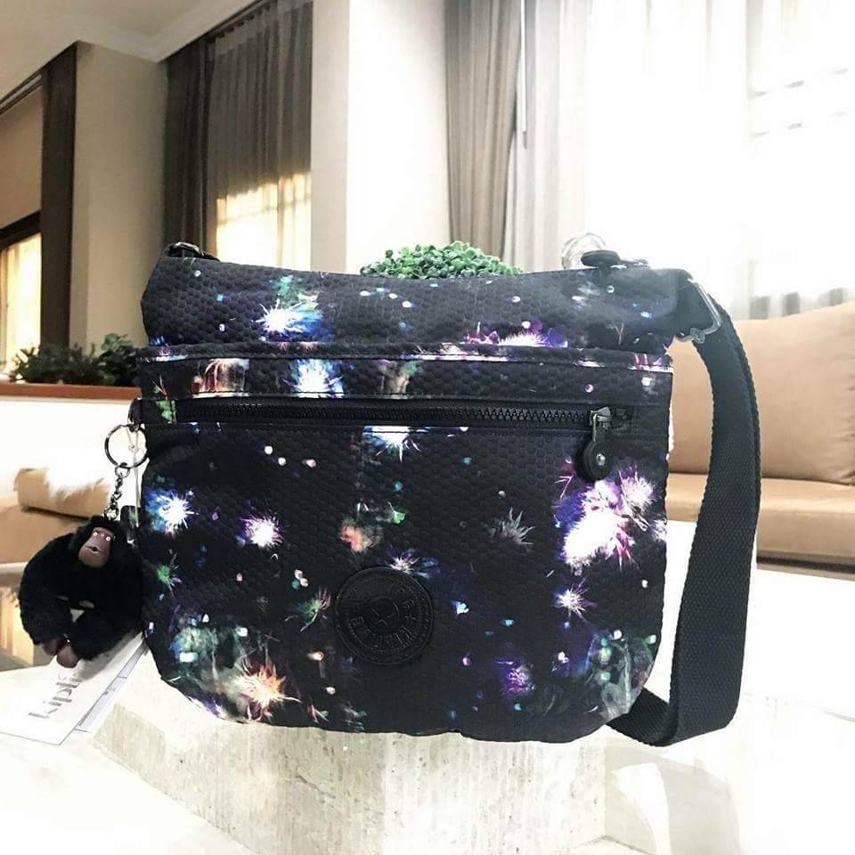 KIPLING ART O SHOULDER BAG กระเป๋าสะพาย วัสดุ Nylon+Polyester 100% เปิดปิดด้วยซิป หัวซิปเเบรนด์ ภายในมีช่องซิป ช่องใส่มือถือ และสายคล้องพวงกุญแจ ด้านหน้า มี 2 ช่องซิป ด้านหลังมี 1 ช่องซิป สายสะพายยาว เลื่อนปรับได้ จะสะพายไหล่หรือ Crossbody ก็ดูดี มีพวงกุญ