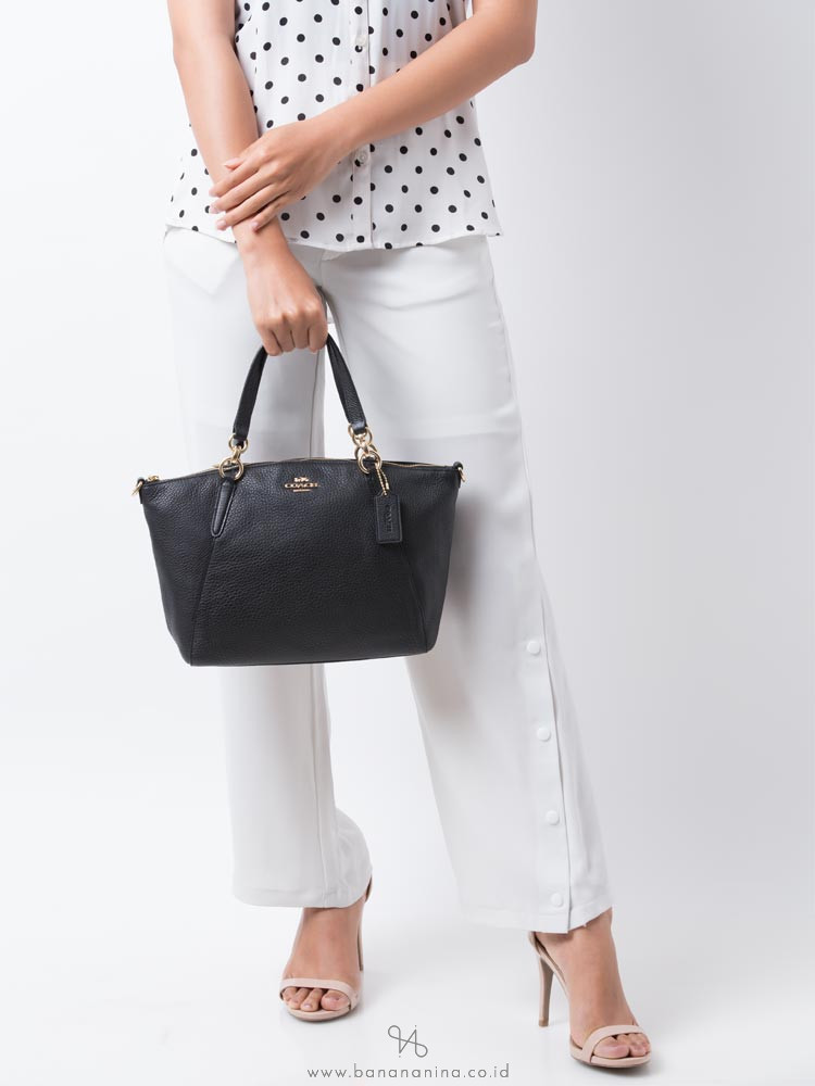 COACH F36675 SMALL KELSEY SATCHEL กระเป๋าถือ/สะพายข้าง ทรงพัดรุ่นคลาสสิค ขายดีทุกรอบ ด้วยรูปทรงที่สวย ใช้งานง่าน มีหูจับในตัว และสายครอสมาให้ วัสดุหนัง pepble สัมผัสดี (หนังจะมีรอยกดทับบ้าง ใช้งานเรื่อยๆหนังจะฟูขึ้นปกติ) เปิด-ปิดด้วยซิป รูดใช้งานง่าย ภายใ