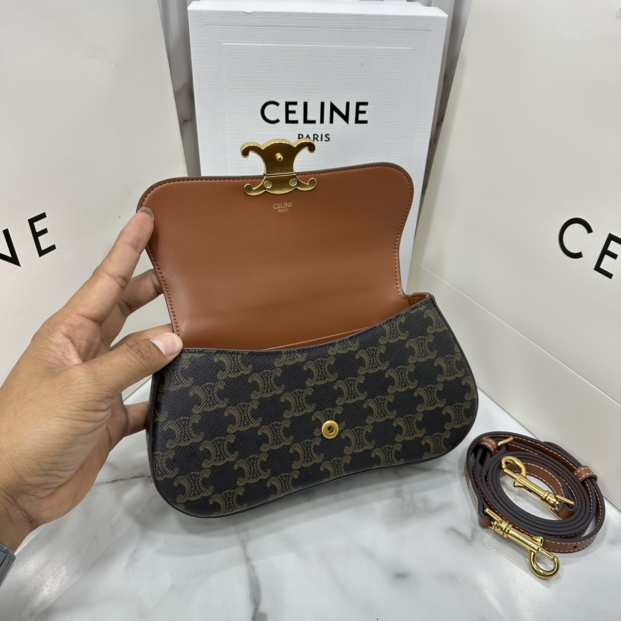 ORI หนังแท้ | CELINE TEEN CELINE LOLA IN shiny calfskin กระเป๋าสะพายทรงคลัช หนังเรียบผิวสัมผัสนุ่มลื่น คอลเลคชั่น Essentials เหนือกาลเวลาสำหรับผู้หญิงและผู้ชาย