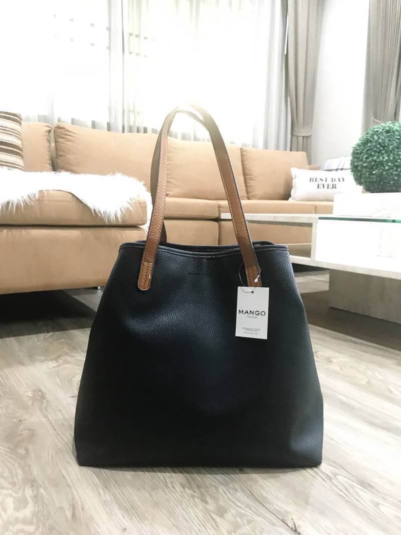 MANGO LARGE SHOPPING BAG กระเป๋าสะพายใบใหญ่น้ำหนักเบาวัสดุหนังแกะสังเคราะห์ขึ้นลายสวยน่าใช้โดดเด่นที่สามารถปรับใช้ได้2ทรงไม่จำเจอเปิด-ปิดด้วยแถบคาดกระดุม ภายในกว้างและจุสุดๆ สามารถใส่เอกสาร A4 หนังสือ ipad เสื้อผ้า รองเท้าได้ ภายในมีช่องซิปและโลโก้หนัง หู