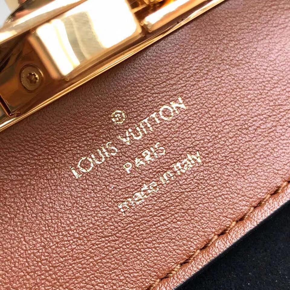 VIP GIFT 】หนังแท้ LOUIS VUITTON Boursicot EW Monogram Canvas กระเป๋าที่ดูโดดเด่นที่สุดในแฟชั่นโชว์ Louis Vuitton Spring-Summer 2020 กระเป๋า Boursicot ใบนี้เป็นการออกแบบสไตล์ Vintage-Inspired ที่ไม่ซ้ำใคร กระเป๋าทำจากผ้าแคนวาสลายโมโนแกรมที่เป็นเอกลักษณ์ของ