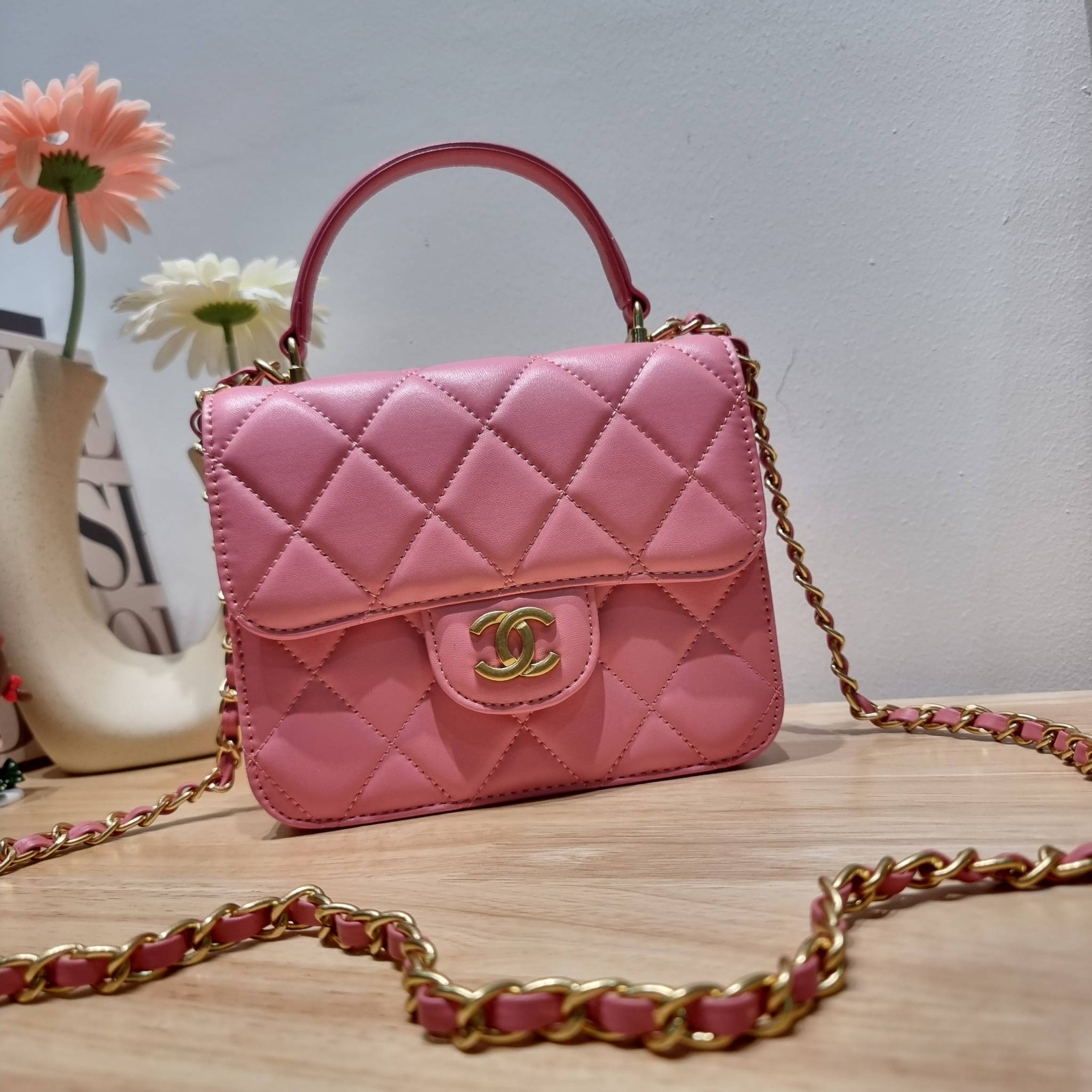 CHANEL flap bag with chain กระเป๋าสะพายสุดหรู สวยดูแพง รูปทรงคลาสสิค ขนาดกำลังพอเหมาะ สายสะพายโซ่ในตัว น้ำหนักเบา และยังมีหูจับในตัว สะดวกต่อการพกพา ตัวกระเป๋าเปิดด้วยกระดุมแม่เหล็ก วัสดุหนังอย่างดี ผิวสัมผัสดี ภายในเป็นช่องโล่ง และยังมีช่องซิปให้ด้วย