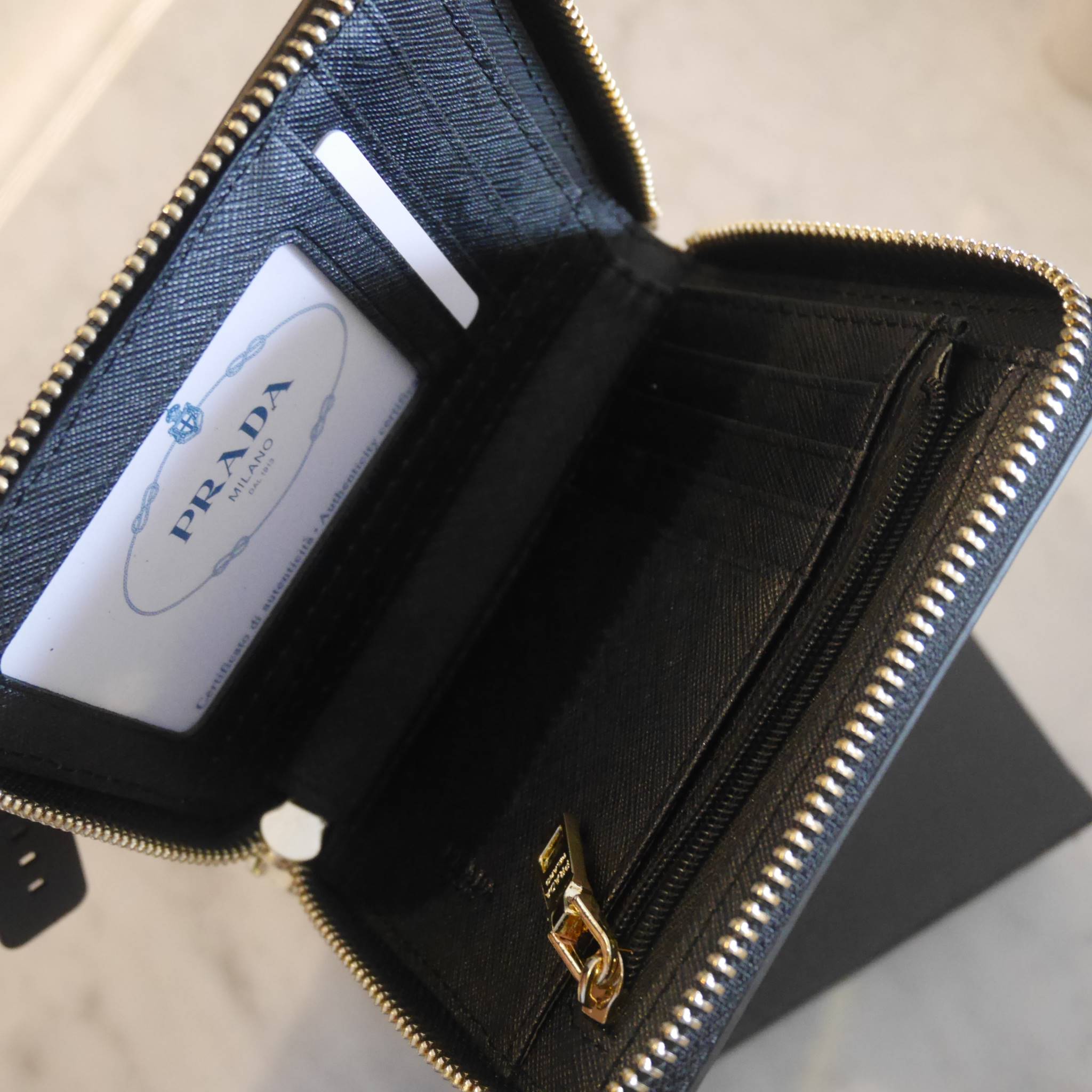 New Color•• รุ่นที่รอคอยสำหรับสาวๆที่ชอบ กปต.สั้น ก็มาแล้วค้า กับ Prada Short Saffiano wallet กระเป๋าสตางค์สั้น ขนาดกะทัดรัด เปิดปิดด้วยซิป อะไหล่ทอง ปั้มแบรนด์ ทั้งใบ **จุดเด่น มีช่องใส่รูปถ่าย ใส่บัตรได้หลายช่อง ด้านในมีช่องซิปแยกอีก1ช่องค้า อีกหนึ่งไอเ