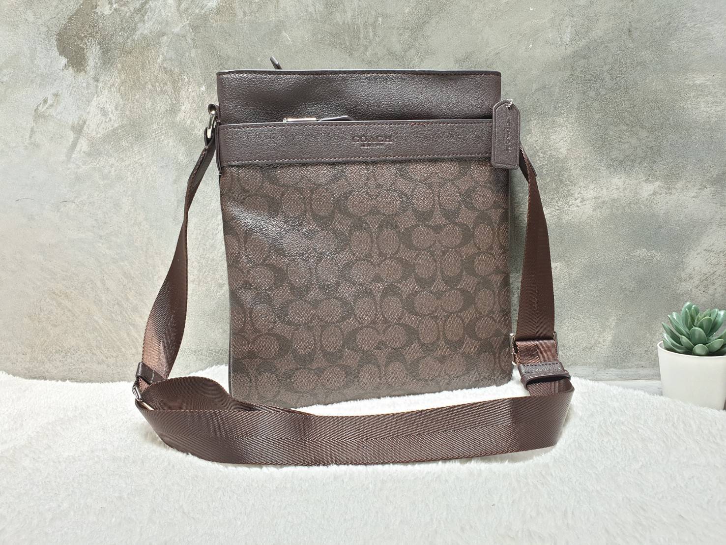 Coach crossbody bag กระเป๋าสะพายข้าง crossbody สำหรับคุณผู้ชาย วัสดุหนังลาย signatire brand แบรนด์ ด้านหน้ามี 2 ช่องซิป ด้านหลังมีช่องใส่ ภายในแบ่งเป็น 2 ช่อง ใส่ wallet ยาว มีช่อง ใส่ tablet พร้อมกระดุมล็อค ใบนี้ใส่ของได้จุ เป็นสัดส่วย สายสะพายยาวปรับระด