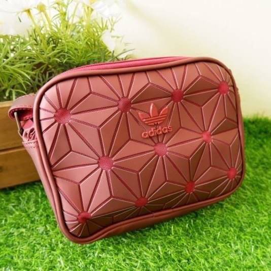 adidas mini airline bag *outlet* กระเป๋าสะพายข้างทรงสปอร์ต ด้านหน้าติดโลโก้แบรนด์ ดีไซน์ลาย 3D ด้านหลังเป็นหนังเรียบ มีช่องซิปสามารถใส่สิ่งของได้ รุ่นนี้เปิดปิดด้วยซิปคู่ ซิปปั๊มแบรนด์ทุกจุด ด้านในเป็นช่องกว้าง มีช่องซิป สายสะพายยาวสามารถปรับระดับได้ สาวก