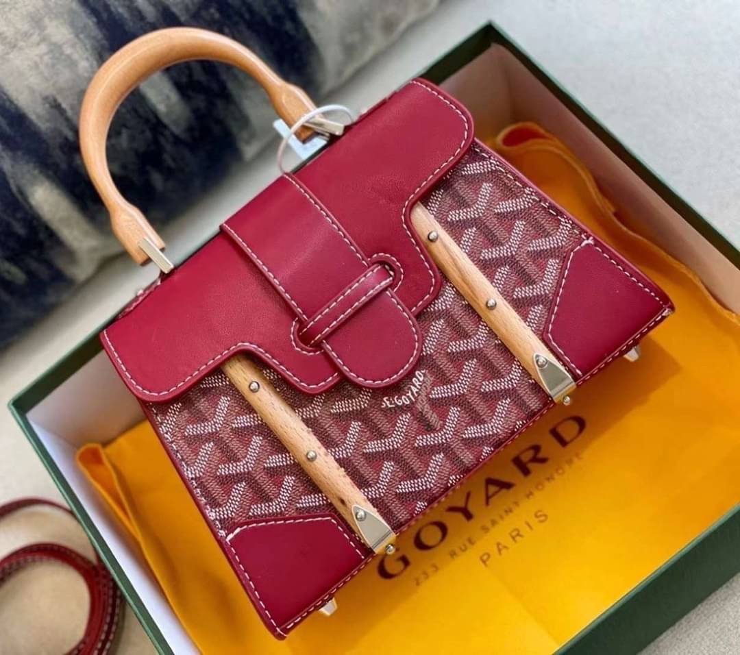 GOYARD Saigon Structure Mini Bag คุ้มค่าและ exclusive ที่สุดกระเป๋าทรงโท้ทไซส์มินิ ดีไซน์ล้ำ โดดเด่นด้วยรูปทรงและมือจับไม้สังเคราะห์ ที่ไม่เหมือนใคร และเพิ่มลูกเล่นด้วยสายคาด ใช้งานได้ทุกสถานการณ์ หยิบใช้วันไหนๆ ก็ตอบโจทย์ได้หมดน้า