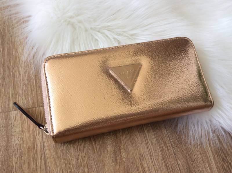 NEW ARRIVAL! GUESS FACTORY WOMEN'S SAFFIANO LONG WALLET กระเป๋าสตางค์ใบยาวรุ่นใหม่ล่าสุดหนัง Saffiano สไตล์ PRADA สวยหรูอยู่ทรงด้านหน้าประดับโลโก้สวยน่าใช้ ภายในมีช่องซิป1ช่อง ช่องใส่รูป และช่องใส่บัตรหลายช่อง ใส่มือถือ iphone8 เหรียญ บัตรได้เยอะ ตัว