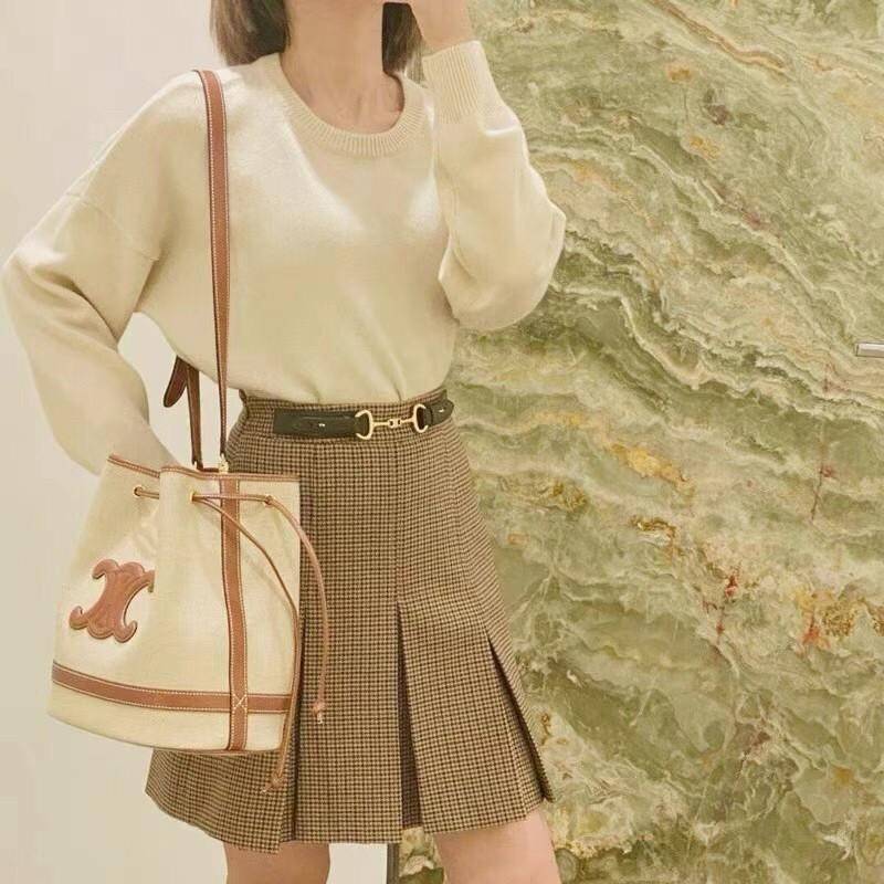 Celine Vip Gift Bag กระเป๋าถือหรือสะพายไหล่ วัสดุ Canvas สวยหรูอยู่ทรง อะไหล่ทอง ติดโลโก้แบรนด์ด้านหน้า หรูหรา มีสายยาว ถอดสายได้ ปรับระดับได้ น้ำหนักเบา มาพร้อมถุงผ้าแบรนด์ ไม่ควรพลาด ใบจริงสวยมากก คุณค่าที่คุณคู่ควรค่า