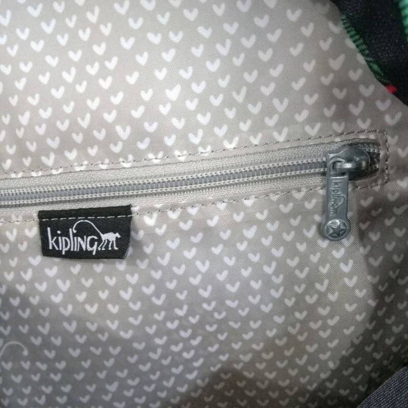 Kipling backpack size M 👍กระเป๋าคอลเลคชั่น Kipling 👍กระเป๋าเป้ ผ้าโพลีเอสเตอร์+ไนล่อน 👍มีหูหิ้วด้านบน 👍สายสะพายหลังปรับระดับได้ 👍มี3ซิปใส่ของ ช่องใหญ่ใส่โนตบุ๊คได้ 👍ด้านข้างมีกระเป๋าเล็กอีก2ข้าง ลายใหม่จาก K