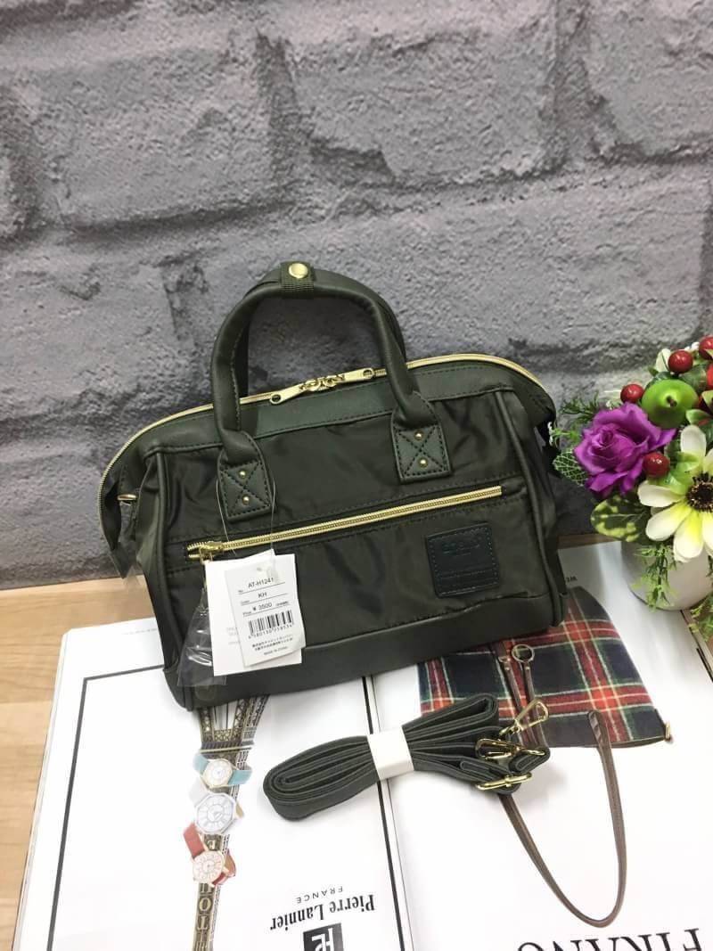 ANELLO NYLON 2 WAY MINI BOSTON BAG 2017 แบรนด์ฮิตติดลมบนในขณะนี้ กับคอลเลคชั่นใหม่เป็นรุ่นทรงShoulder bag วัสดุNYLON สลับกับ Pu น้ำหนักเบา กันน้ำได้ ช่องใหญ่เปิดปิดด้วยซิปคู่ ปากกระเป๋ามีโครงสะดวกใช้ ดูแลรักษาง่าย ตัวจริงน่าใช้ทุกสีเลยคะ เป็นรุ่นใหม่อีกรุ