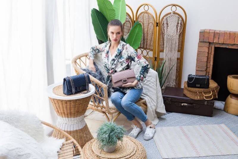 KEEP shoulder chevron chain handbag ( อะไหล่ รมควันดำ ) สวย หรู มากๆ เลยน๊า กระเป๋าอยู่ทรง ใครชอบส่งวันนี้ห้ามพลาดเลยนะคะ สายโซ่สะพายสบายคะ สายปรับ สั้น ยาวได้คะ ภายในสีแดง มีช่องใส่ของจิกจิงหลายช่องแบ่งเก็บของเป็นสัดส่วนมากๆคะ *ใบจริงสวยมาก เข้ากับชุดได้