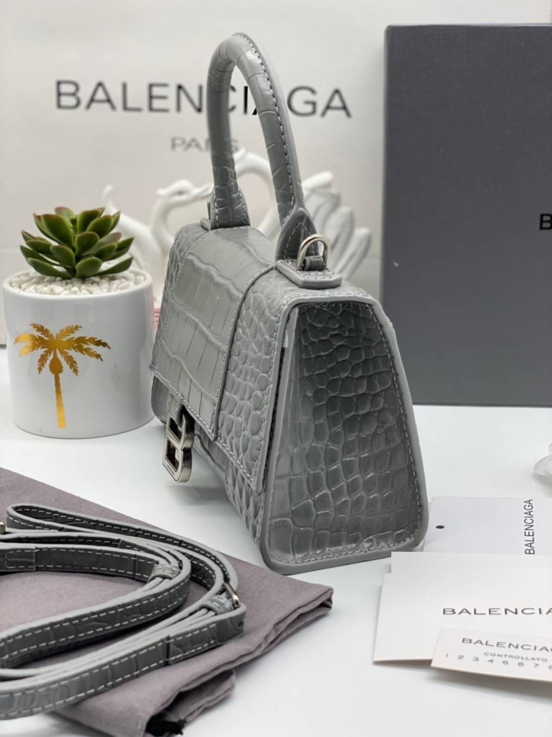 หนังแท้ BALENCIAGA HOURGLASS TOP HANDLE XS Shiny crocodile embossed calfskin การสร้างสรรค์ที่มีเอกลักษณ์เฉพาะตัว หรูหรา โทนสีโดดเด่น วัสดุหนังแท้ลายจระเข้ ภายในโล่งกว้างหนังแนปป้าอย่างดี เกรดออริจินอล ตอบโจทย์ได้ทุกลุค ทุกไลฟ์สไตล์ ภาพสินค้าถ่ายจากงานขายจ