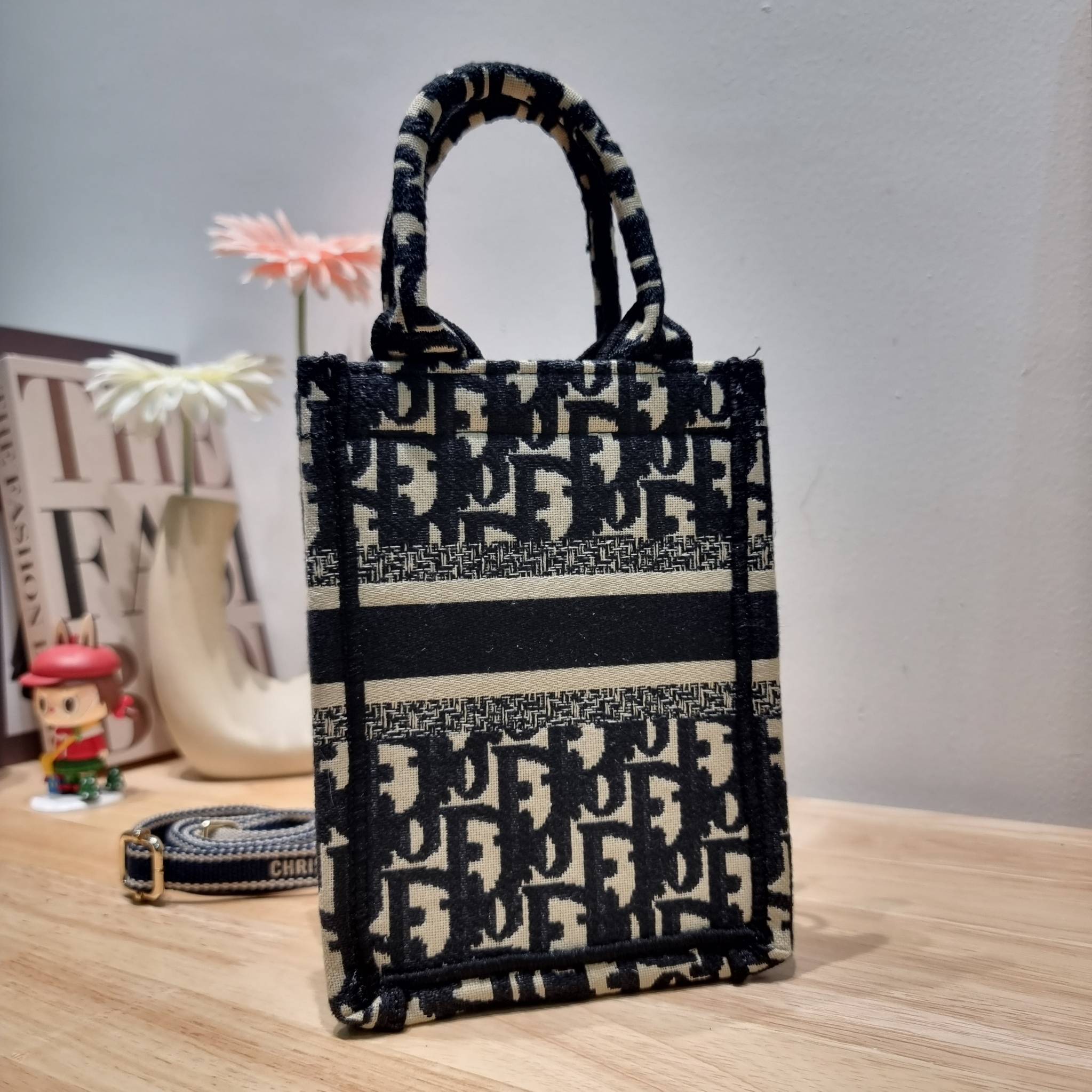 Dior mini book tote phone bag / CD MINI SHOPPING BAG น้องคนสวย ไซส์มินิ ขนาดเล็กน่ารัก น่าใช้มากกกก!! ดีไซน์คลาสสิควินเทจ สวยหรู