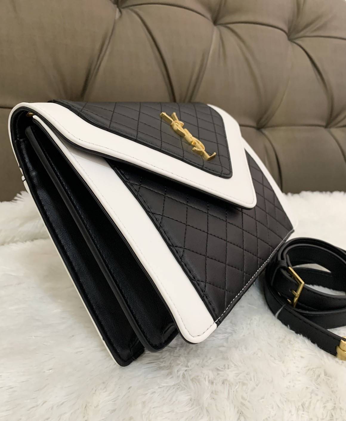 VIP SAINT LAURENT GABY SATCHEL BLACK / YSL GABY กระเป๋าสะพายดีไซน์เกร๋ รูปทรงแบบซองจดหมาย หนังลายตาราง น้องใหม่จากSaint Laurent Gaby Satchel วัสุดหนังลูกแกะแบบควิลท์ (หนังแกะสังเคราะห์) งานสไตล์วินเทจ แต่งขอบสีขาวตัดกับสีดำ ด้านหลังมีช่องสำหรับใส่ของได้ โ