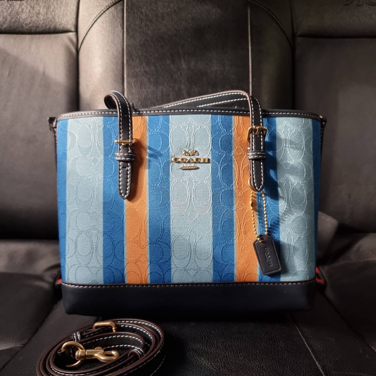 COACH C4086 MOLLIE TOTE 25 IN SIGNATURE JACQUARD WITH STRIPES แจกความสดใสด้วยลุคคัลเลอร์ฟูล กระเป๋าทรงโท้ท มินิไซส์ ตกแต่งลายเอกลักษณ์ถักทออยู่บนผ้า jacquard ตัดกับลายเส้นสีสันสวยงาม ลงตัวไม่ซ้ำใคร ภายในเป็นช่องโล่ง มีช่องซิปกลางใส่ของได้ ขนาดกำลังดีแบบใส