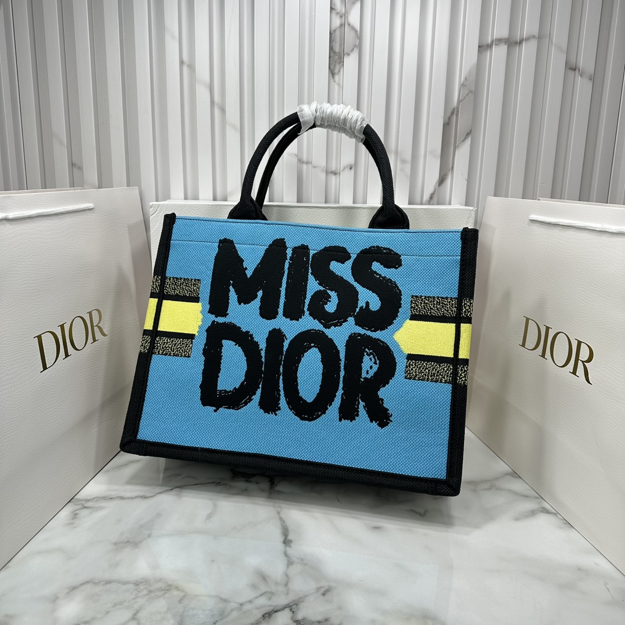 ORI หนังแท้ | ORI หนังแท้ | Dior BookTote Yellow-Blue Miss Dior Embroidery Tote Bag กระเป๋าทรงโท้ทคอลใหม่ โทนสีสดใสคลาสสิก สวยงามและหรูหรา