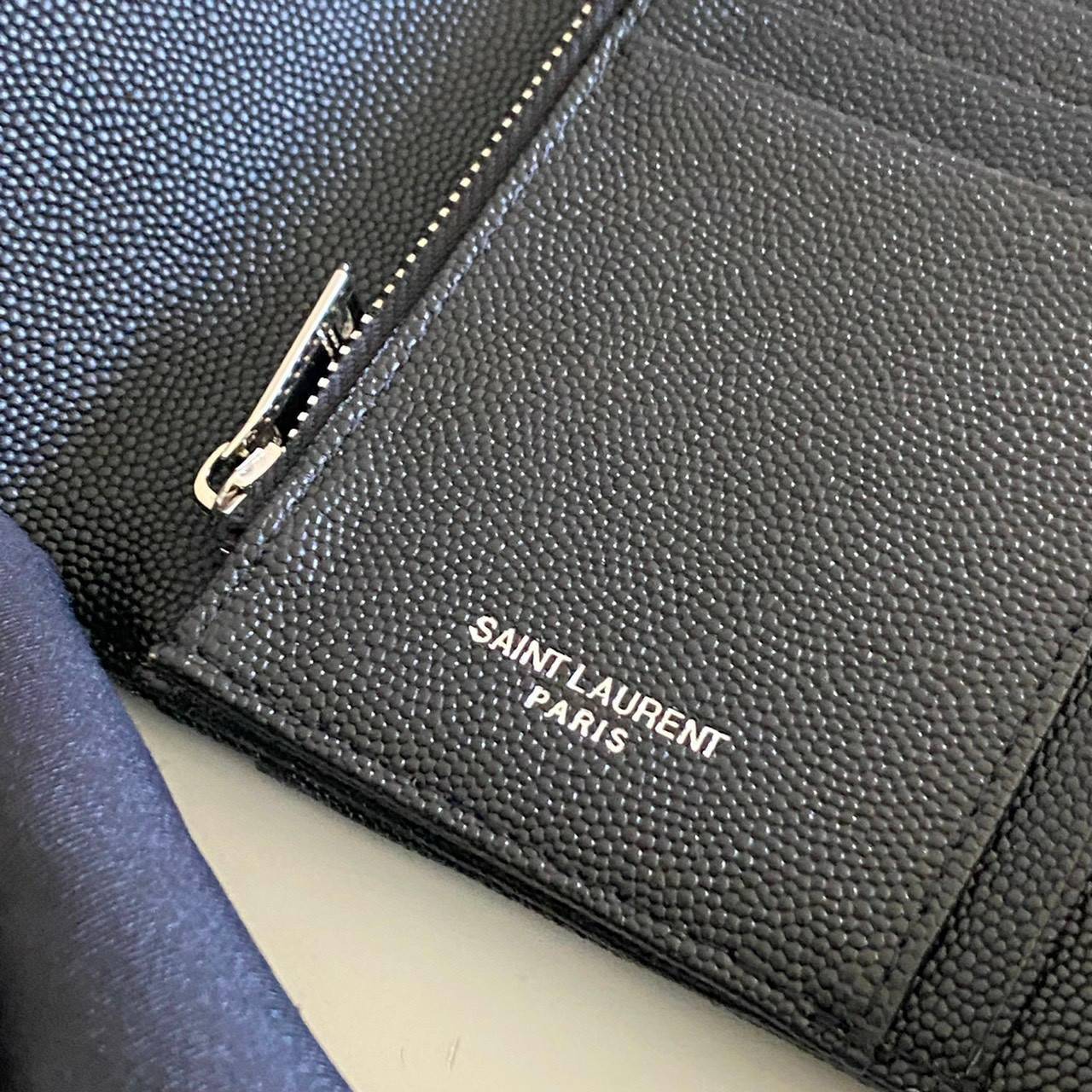 VIP GIFT 】หนังแท้ YSL 13cm SAINT LAURENT Monogram Compact Trifold Wallet กระเป๋าสตางค์ใบสั้น 3 พับ งานดีสุด รอบที่แล้วไม่พอขาย สามพับ ใส่แบงค์ ใส่บัตร ใส่เหรียญได้เยอะ ใบเดียวครบจบเลย หนังสวยมาก ละเอียดสุดๆ