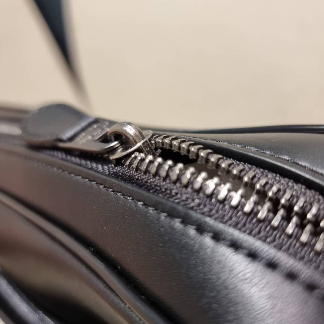 COACH F28455 CHARLES CAMERA BAG IN SIGNATURE LEATHER รุ่นสุดฮิตที่หนุ่มๆเค้ารู้กัน กับกระเป๋าสะพายข้างทรงแมสเซนเจอร์ ที่อัพเลเวลความหรูด้ายลายปั๊มซิกเนเจอร์นูน บนวัสดุหนัง crossgrain ตัดสลับด้วยหนังแท้ สัมผัสดีทั้งใบ มีช่องซิปให้ด้านหน้า และช่องย่อยด้านหล