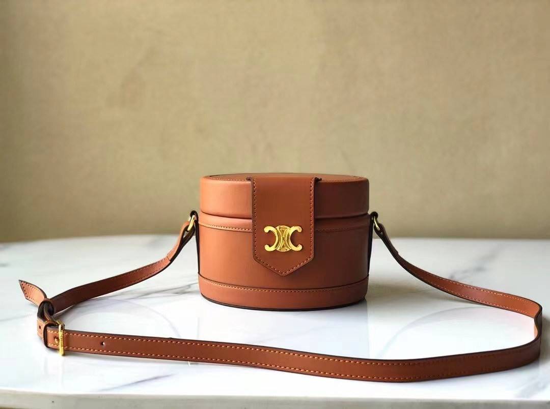 CELINE MEDIUM TAMBOUR IN SMOOTH CALFSKIN BAG กระเป๋าทรงกลมสวยหรูอยู่ทรงเปิดปิดด้วยฝาปิดกระดุมโลโก้แบรนด์ ภายในโล่ง