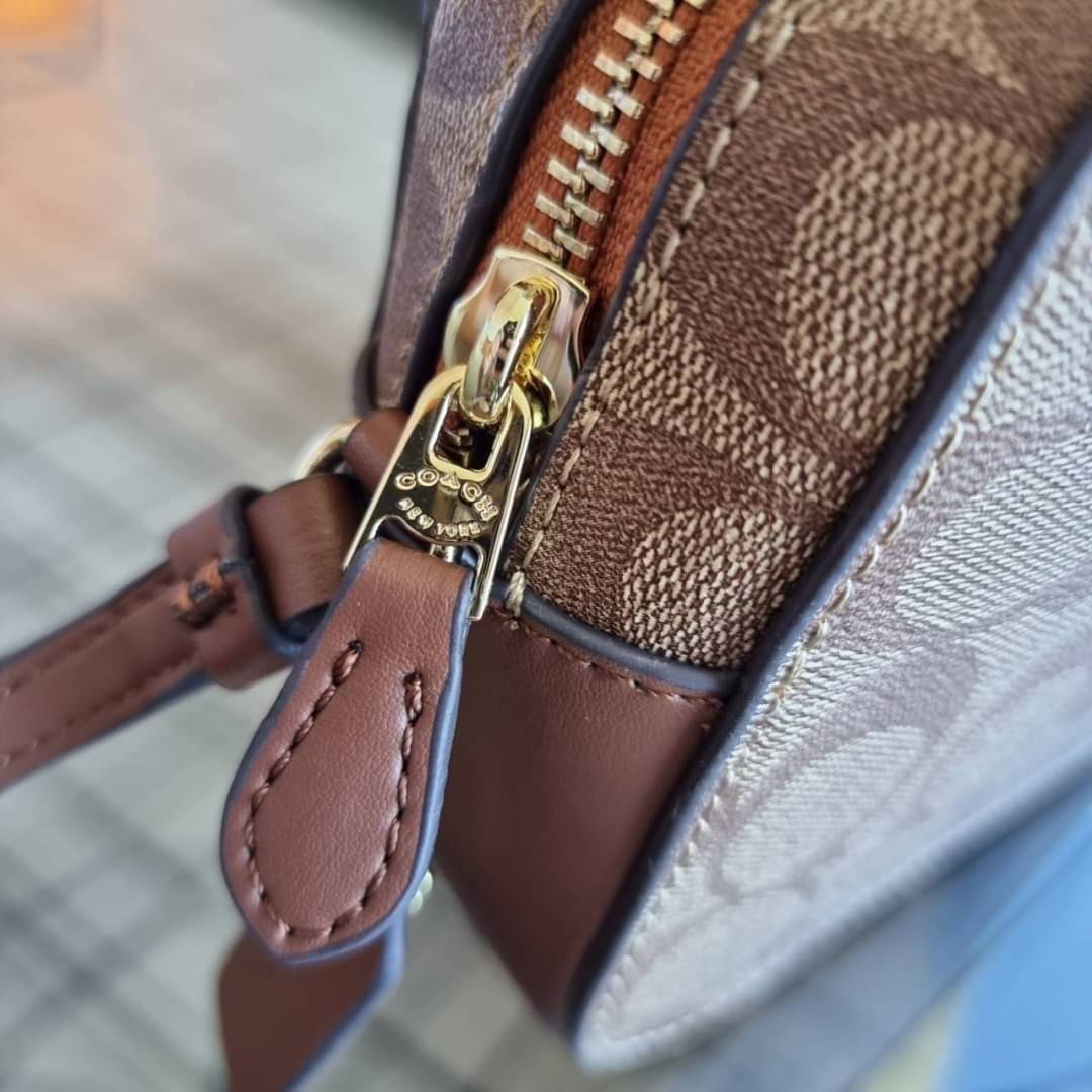 COACH 91677 MINI CAMERA BAG IN SIGNATURE CANVAS ขายดีที่สุด!! กระเป๋าสะพายข้างไซส์มินิ คลาสสิคอยู่ทรง อะไหล่ทองตัดดูหรู วัสดุหนังแคนวาสเคลือบลาย เปิด-ปิดด้วยซิป สายสะพายปรับได้ตามตัว ใบนี้แมทช์ได้ทุกลุค ใช้เป็น everyday bag ได้สบายๆเลยจ้า