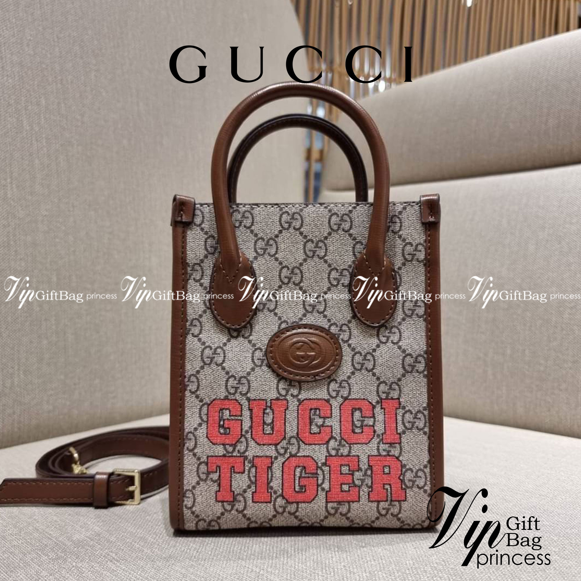 GUCCI Tiger GG mini tote bag ไซส์มินิ ร้อนแรงไฟลุก!! ต้อนรับปีเสืออย่างเป็นทางการ จัดให้แบบเลิศๆ กับกระเป๋าทรงโท้ท วีไอพีพรีเมี่ยมกิ๊ฟ ไซส์มินิ โดดเด่นด้วยฟอนท์ตัวใหญ่ สวยเอกลักษณ์ วัสดุหนังแคนวาสตัดขอบด้วยหนังแท้ ภายในเป็นช่องโล่ง ใส่ของจุกจิกได้ ใส่โทรศ