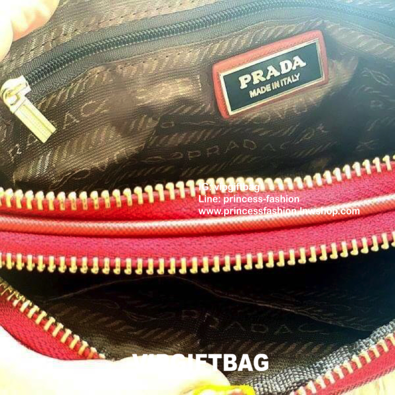 PRADA CROSSBODY BAG WITH ZIP GIFT WITH PURCHASE (GWP) กระเป๋าสะพายพรีเมี่ยมกิ้ฟ Limited Edition จากเคาน์เตอร์แบรนด์ดีไซน์เรียบหรูดูดี วัสดุ Nylon & Polyester 100% เนื้อหนาคุณภาพดีตามแบบฉบับของแบรนด์ ด้านหน้าประดับโลโก้มีช่องแบ่ง2 ช่องเป็นสัดส่วนเปิดปิดด้ว