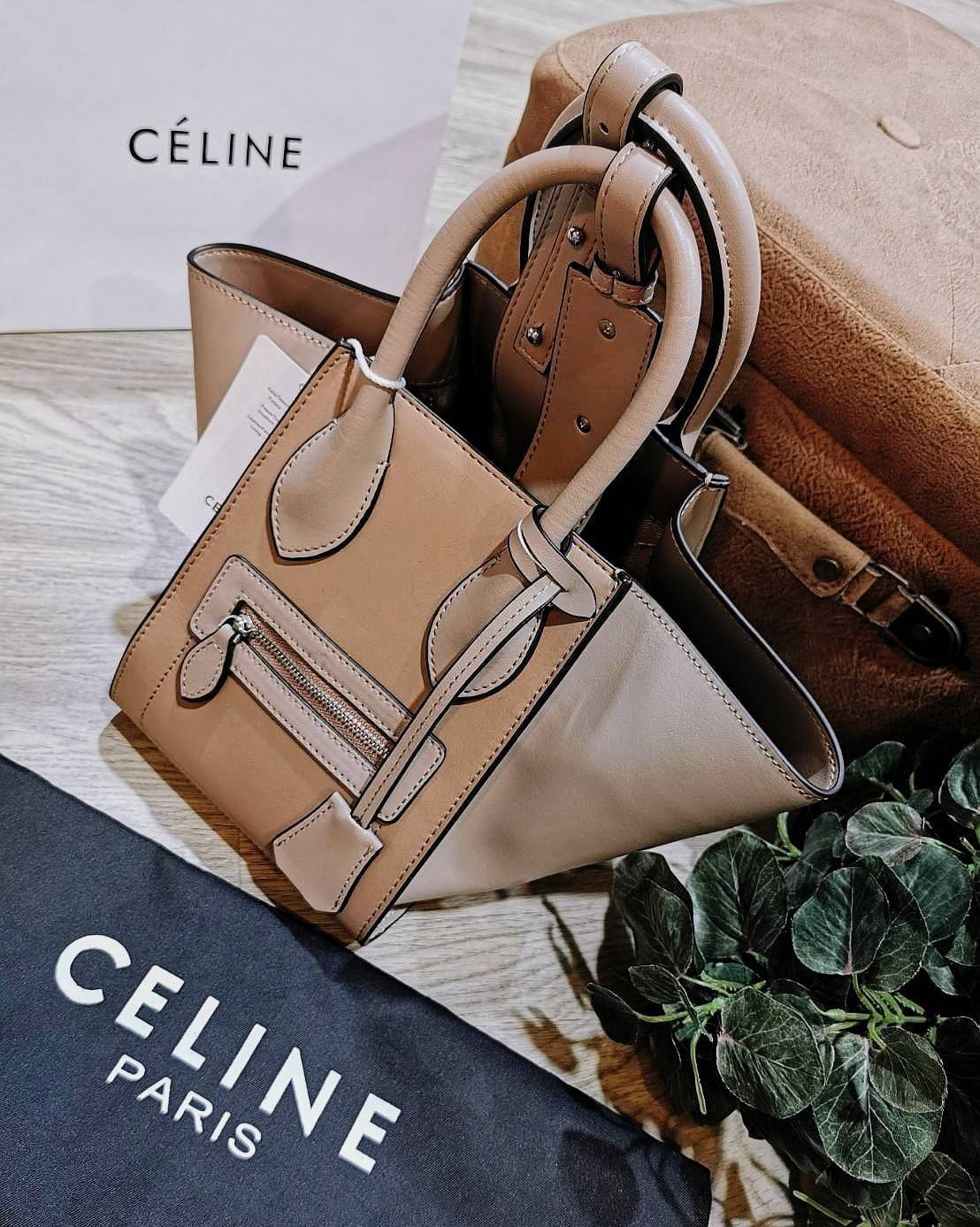 CELINE SHOULDER BAG VIP / CELINE LUGGAGE NANO Glossy Leather Handbag รุ่นนี้ Rare items หนังเรียบสวยสีทูโทนเรียบหรู ขนาดกำลังดี น้ำหนักเบา ด้านหน้ามีหนึ่งช่องซิป ด้านข้างดีไนส์ทรงปีกสามารถปรับขยายทรงได้ ภายในโล่งกว้าง มีช่องซิป มีตะขอเกี่ยวปากกระเป๋า ใส่ก