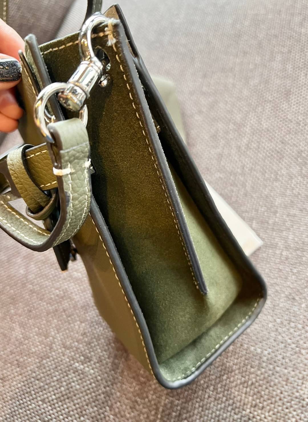 small TORY BURCH LEE RADZIWILL PEBBIED BAG ((139016)) แต่ใส่ได้จุ ขนาดพอดีลำตัว สวยมากๆค่ะ! ลุคหรูดูดีมากๆ กับกระเป๋าสะพายข้างจากTB รุ่นเล็ก