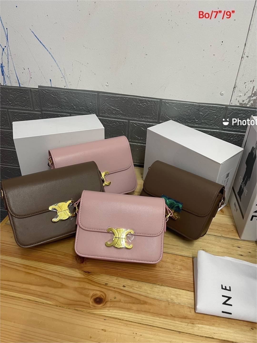 CELINE CLASSIQUE TRIOMPHE BAG / Celine Teen Triomphe Bag / Celine Bag พร้อมส่ง กระเป๋าแบรนด์หรูที่ควรมีแห่งปี รูปทรงสี่เหลี่ยมรุ่นฮอตฮิตของเหล่าดาราและเซเลบทั้งหลาย ดีไซต์เรียบหรู