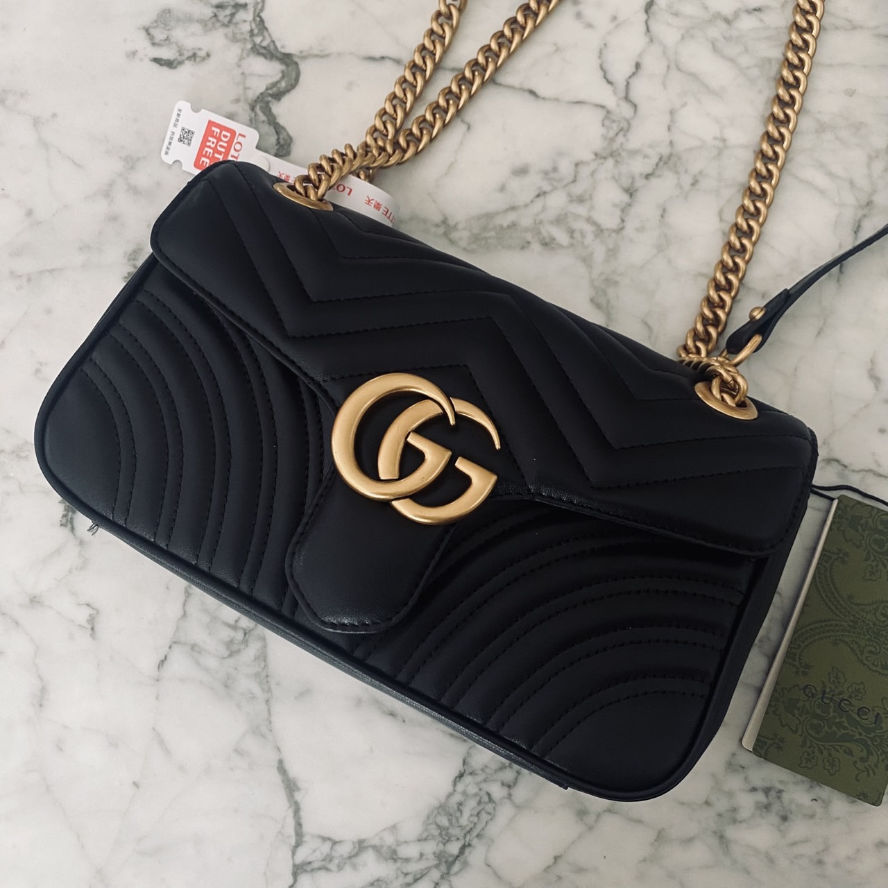 GUCCI GG Marmont Small Shoulder Bag กระเป๋าสะพายรุ่นคลาสสิค แต่งโลโก้สีทองโดดเด่น สวยหรูดูแพงขับผิว อัพลุคได้สบายๆ ด้านหลังดีไซน์รูปหัวใจ 🖤