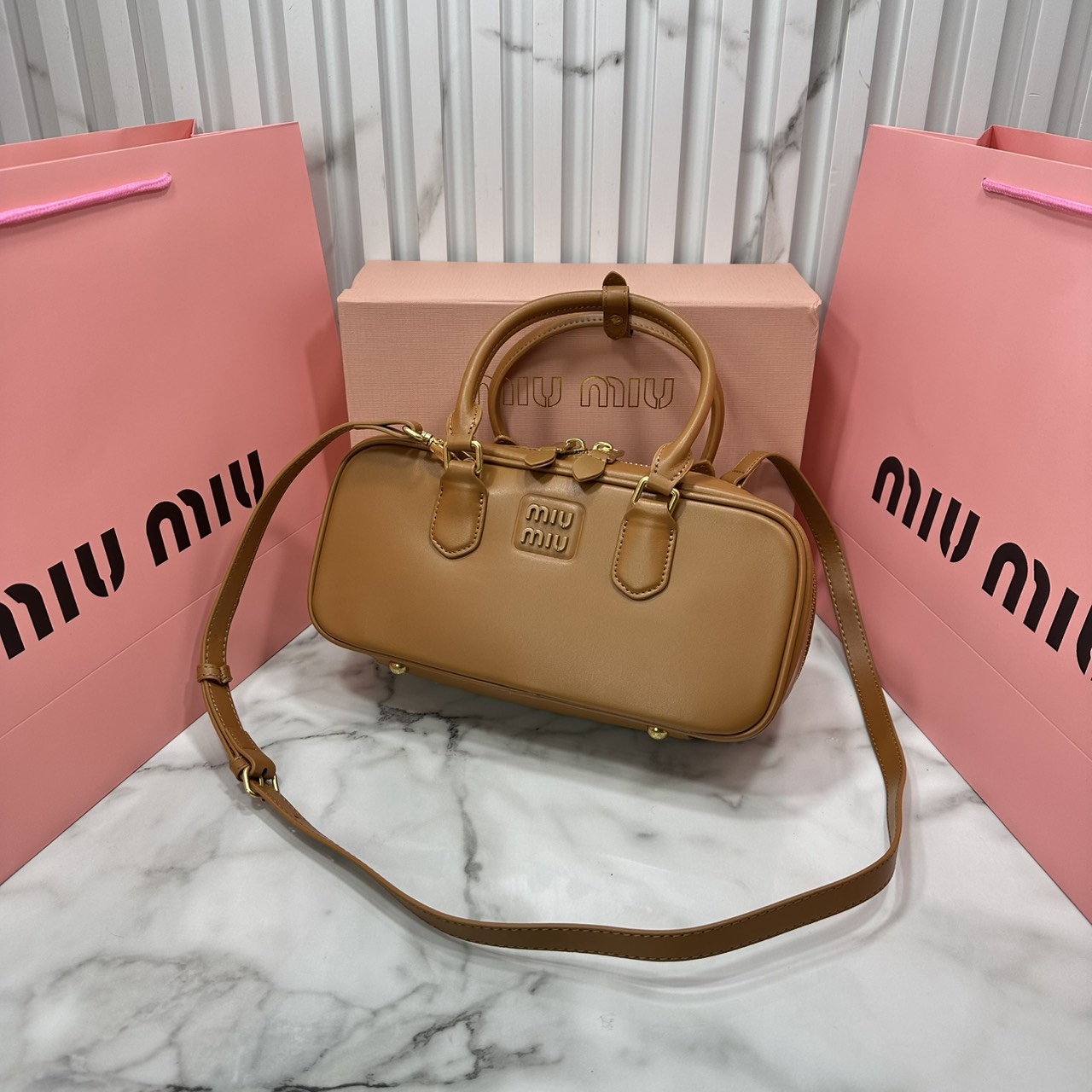 ORI หนังแท้ | MIU MIU Arcadie leather bag Large 27cm กระเป๋าสะพายทรงโฮโบใบใหญ่ ลุคลูกคุณหรูหราน่ารักๆเก๋ๆ สวยดูแพง หูจับในตัวง่ายและสะดวกพกพา มาพร้อมสายสะพายข้างภายในโล่งกว้างมาก