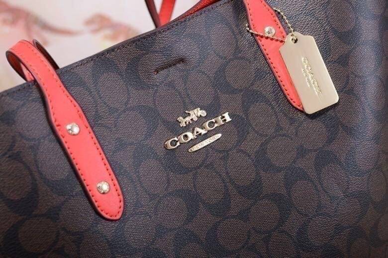 รุ่นยอดนิยม COACH TOWNTOTE IN SIGNATURE CANVAS F76636 กลับใช้ได้ทั้งสองด้าน ใบขนาดใหญ่จุใจ ใส่ของได้เยอะมากกก เป็นรุ่นที่สวยตลอดกาล ควรมีติดตู้ไว้เลยค่าา